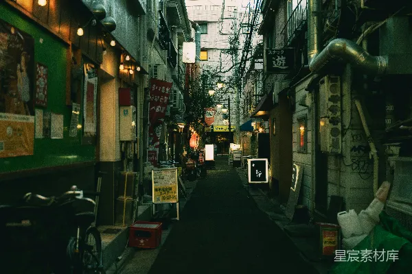 高清摄影 一条狭窄的小巷，上面有标志和灯光。