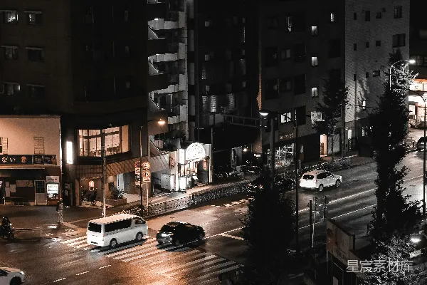 高清摄影 夜晚的城市街道，路边停着汽车。
