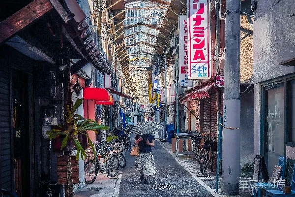 高清摄影 一个人打着伞走在街上