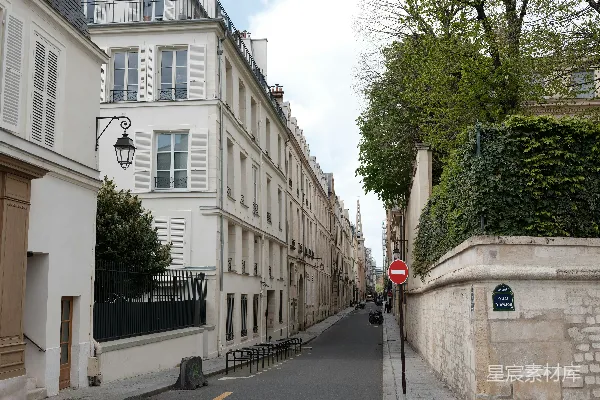 高清摄影 巴黎一条两旁是建筑物的狭窄街道。