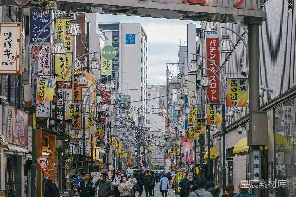 高清摄影 繁忙的街头市场，有招牌和人群