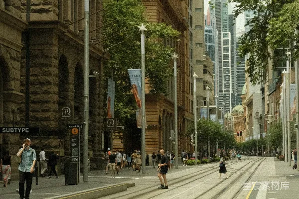 高清摄影 一条两旁排列着高楼大厦的街道，人们在街上行走。