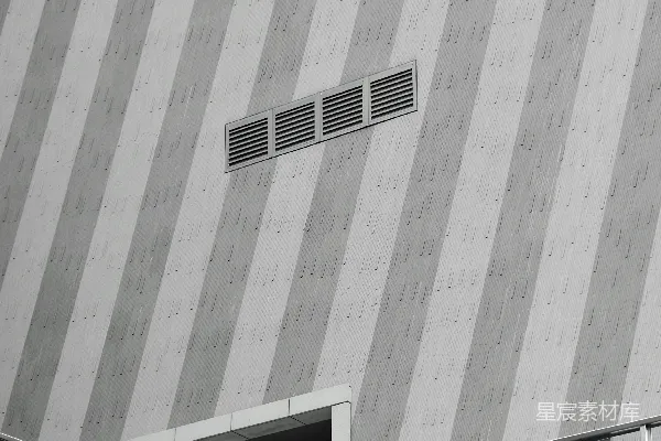 棕色和黑色的建筑