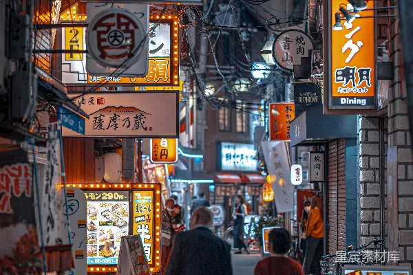 高清摄影 几个人正走在街上。