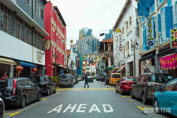 高清摄影 一条街道，两旁都停着车。