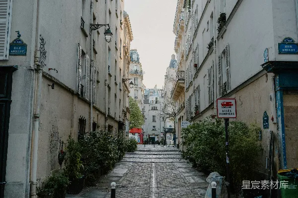 高清摄影 窄窄的巴黎街道，两旁是建筑和绿植。