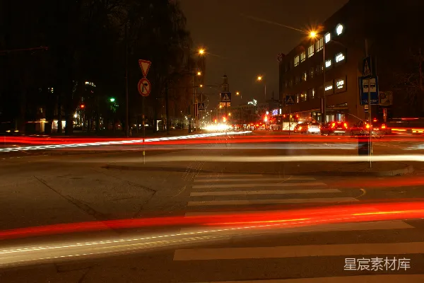 高清摄影 一张模糊的夜间城市街道照片