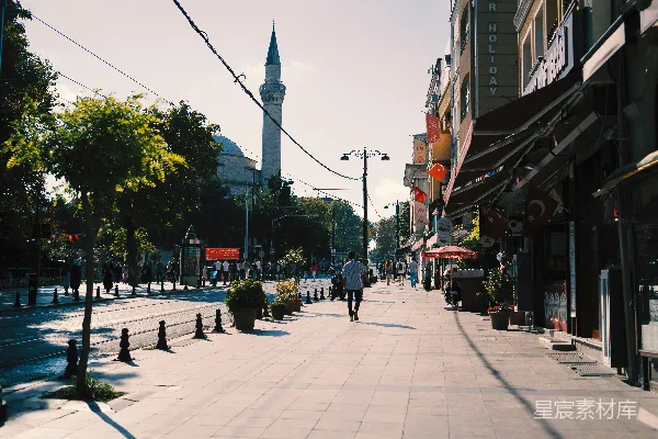 高清摄影 白天，人们走在建筑物附近的人行道上。