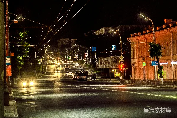 高清摄影 一条街上停着汽车，旁边有建筑物。
