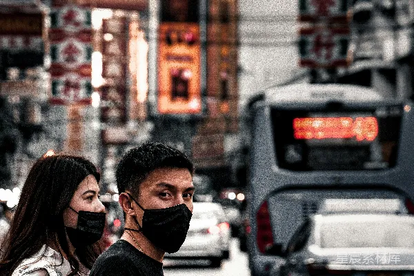 高清摄影 穿着白色衬衫的女性亲吻穿着黑色夹克的女性