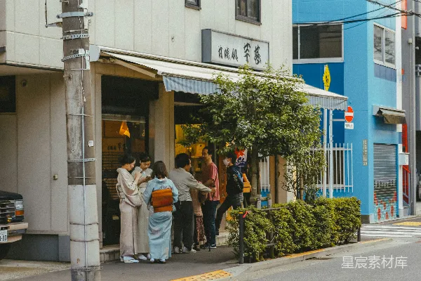 高清摄影 一群人站在路边。