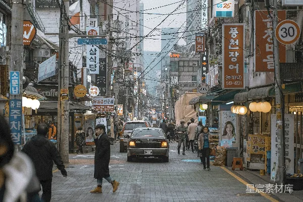 高清摄影 人们在街道上行走，中间有两辆汽车。