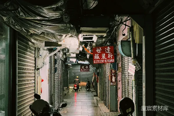 高清摄影 一条长长的走廊，走廊两侧停着摩托车。