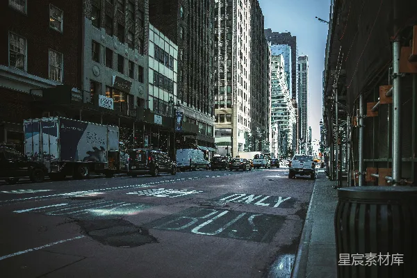 高清摄影 一条城市街道，有汽车和卡车