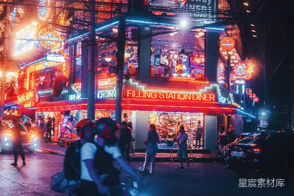 高清摄影 一个男人在夜晚的街道上骑摩托车。