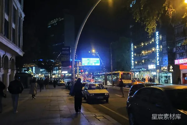 高清摄影 夜晚的城市街道，路边停着汽车。