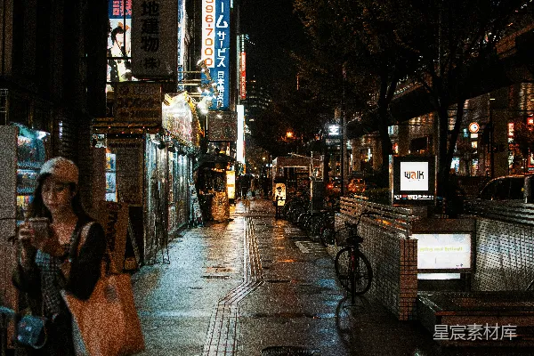 高清摄影 一个女人在夜晚的街道上行走