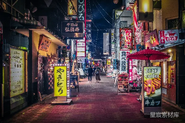 高清摄影 一条充满霓虹灯招牌的城市街道