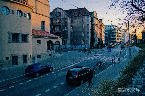 高清摄影 一条城市街道，路边停满了汽车。