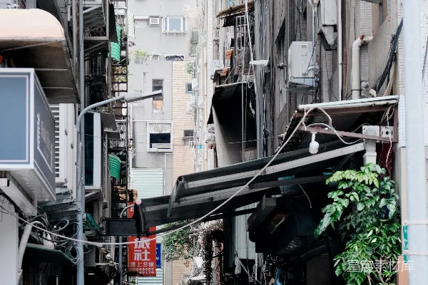 高清摄影 一条狭窄的城市街道，两旁是高楼大厦。