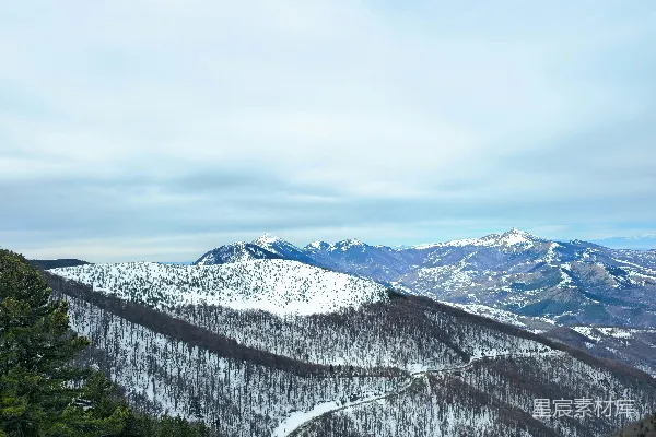 远处雪山群的景色