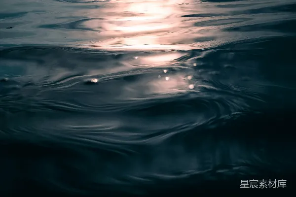 阳光反射在波光粼粼的水面。