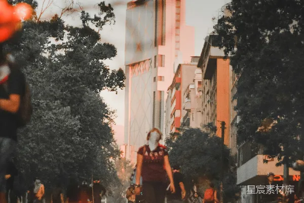 树旁的女人
