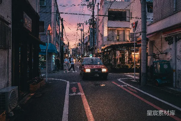 高清摄影 一辆汽车沿着一条街道行驶，两旁是高楼大厦。