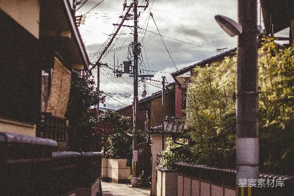 高清摄影 房子旁边的公用柱