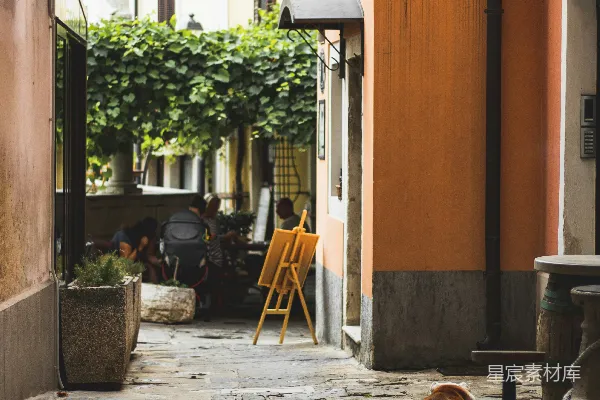 高清摄影 一只狗躺在地上，旁边有一栋建筑。