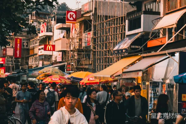高清摄影 黄昏时分，人潮拥挤的街道和商店林立。