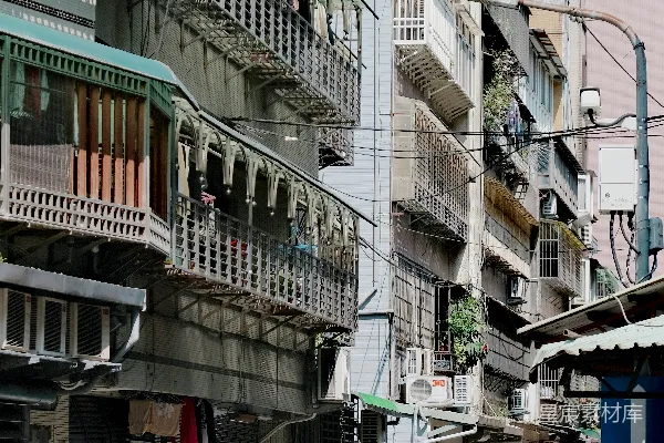 高清摄影 一条城市街道上挤满了停泊的摩托车。