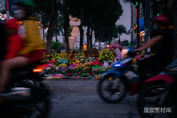 高清摄影 几个人骑着摩托车沿着街道行驶