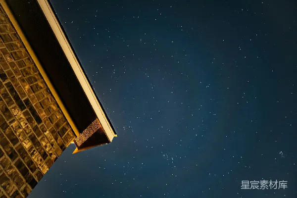 夜空中繁星点点，建筑之上。