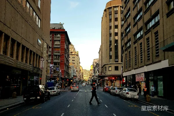 高清摄影 白天，人们在棕色混凝土建筑附近的人行道上行走。