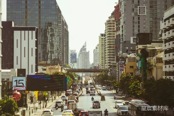 高清摄影 繁忙的城市街道，车辆络绎不绝。