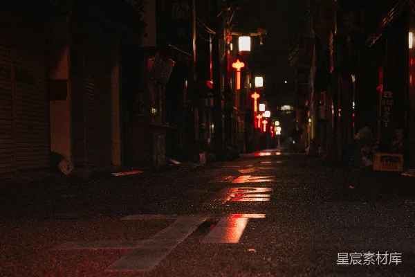 高清摄影 夜晚的一条黑暗的城市街道，有一盏红灯。