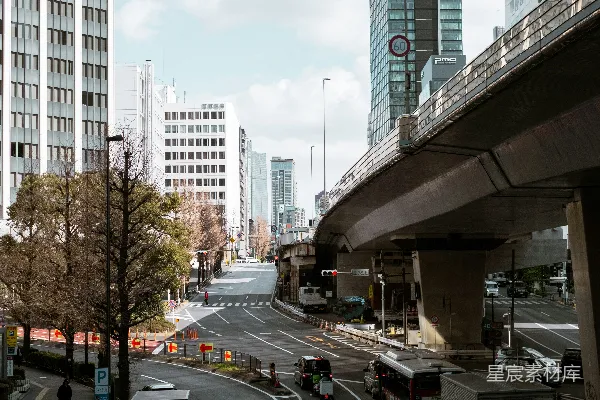 高清摄影 一条城市街道，上面有一座桥。