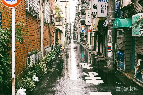 高清摄影 一条狭窄的街道，街道一侧有一个标志。