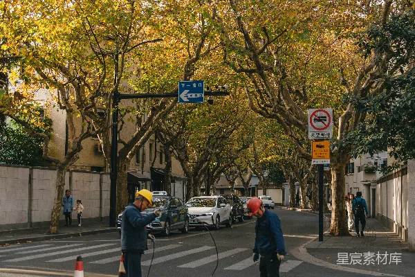 高清摄影 几个站在街上的路人