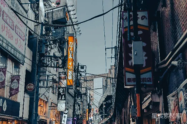 高清摄影 一条街道，两旁是高楼和路标。