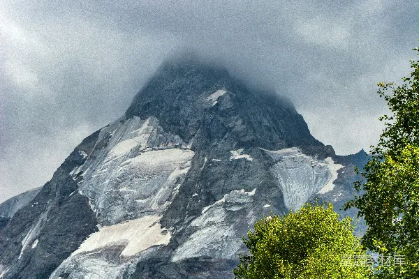 云雾缭绕的嶙峋山峰