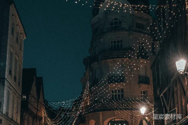 高清摄影 人们在夜间走在街上。