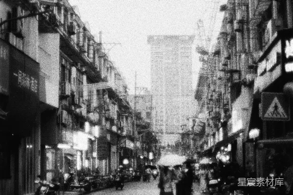 高清摄影 黑白色调的城市街道景观。