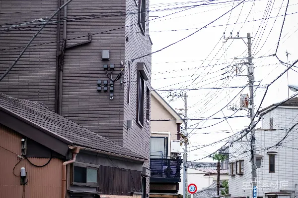 高清摄影 一个打着伞的女人走在街上。