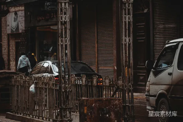 高清摄影 一辆车停在建筑物前的雨天。