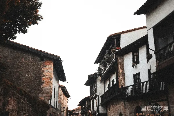 高清摄影 一条铺满鹅卵石的小路，两旁是古老的建筑。