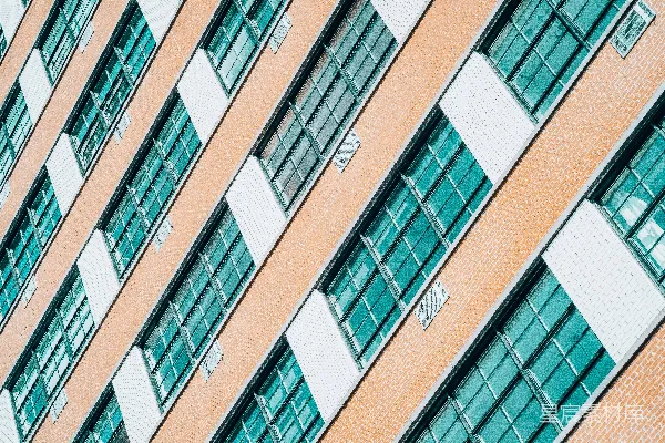 棕色和白色的混凝土建筑