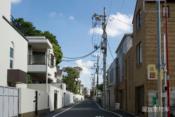 高清摄影 住宅街道，有房屋、电线杆和晴朗的蓝天。