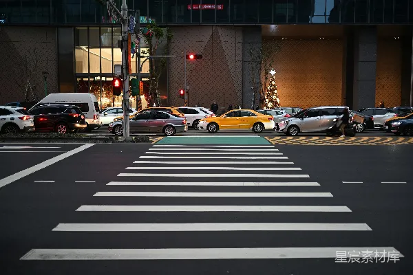 高清摄影 一条繁忙的街道，旁边有一座高楼。